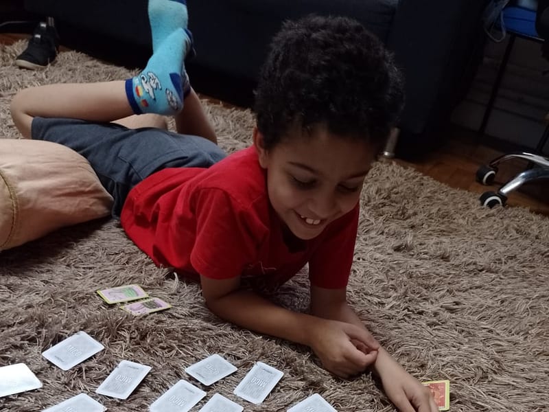 Criança trabalhando a leitura com cartões de palavras durante o atendimento