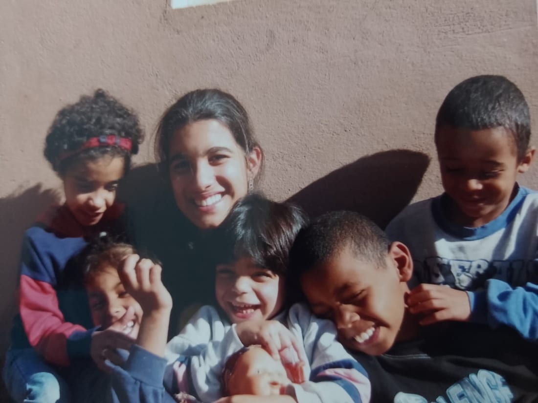 Thais Azevedo com crianças em trabalho voluntário